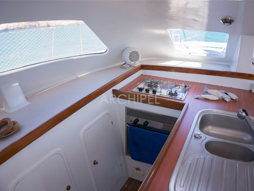 In this well appointed U shaped galley you will find all necessary to prepare a nice meal: dishes, utensils, kitchen towels, fridge, gas oven and hobs.
