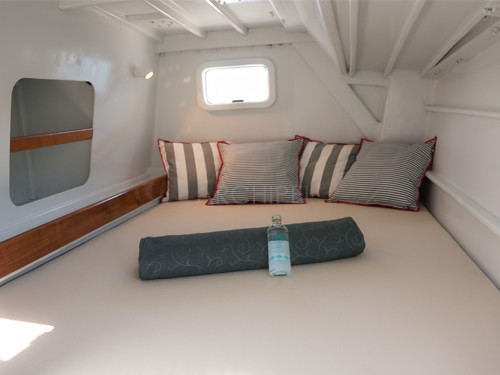 Les deux cabines doubles du catamaran sont aménagées avec étagères de rangement, penderie, liseuse et ventilateur.